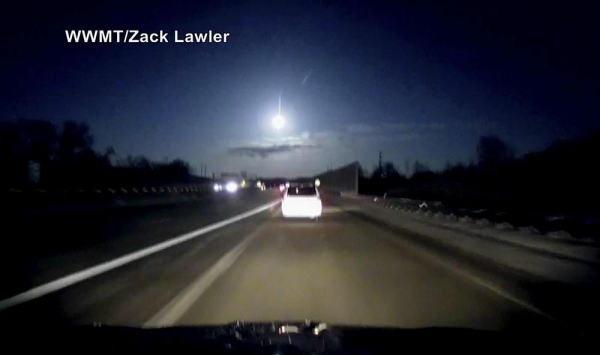 Câmera registrou o que seria o meteoro brilhando em rodovia no sul de Michigan, na terça-feira (16) (Foto: Zack Lawler/WWMT via AP)