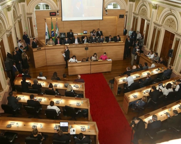 Câmara: omissão na reforma eleitoral deixou vereadores no “limbo” (foto: Geraldo Bubniak)