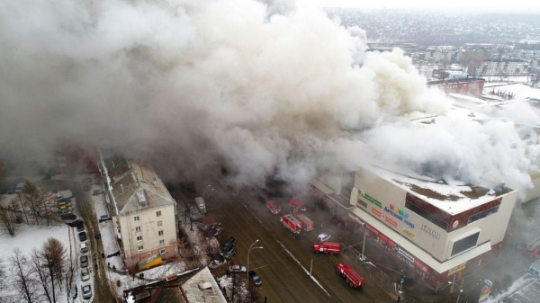 Incêndio atinge shopping em Kemerovo, na Sibéria, no domingo (25) (Foto: Ministério de Situações de Emergência da Rússia/AP)