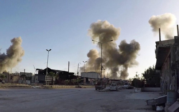 Fumaça é vista após ataques aéreos do governo sírio na cidade de Douma, no leste de Ghouta, na Síria, no sábado (7) (Foto: Syrian Civil Defense White Helmets via AP)