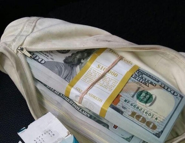 Dois maços de US$ 20 mil estavam em pochete presa à cueca (Foto: PRF/Divulgação)