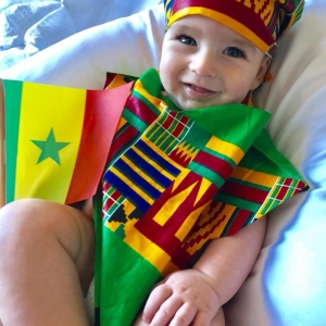 Bebê de seis meses vestido com roupa representando o Senegal na Copa (Foto: Arquivo Pessoal)