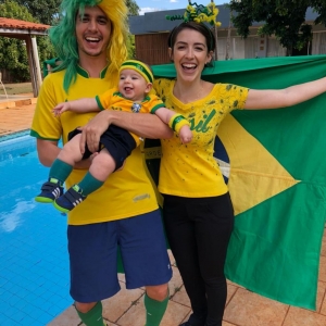 Pai com bebê no colo vestidos de verde e amarelo torcendo para o Brasil (Foto: Arquivo Pessoal)