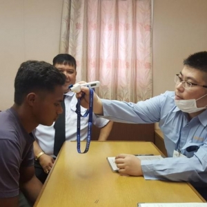 Jovem indonésio sobreviveu após ficar 49 dias à deriva em cabana flutuante no Oceano Pacífico — Foto: Reprodução/Facebook/Consulado da Indonésia em Osaka