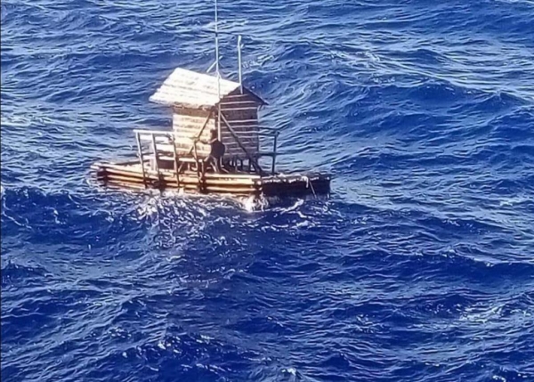 Jovem indonésio sobreviveu após ficar 49 dias à deriva em cabana flutuante no Oceano Pacífico — Foto: Reprodução/Facebook/Consulado da Indonésia em Osaka