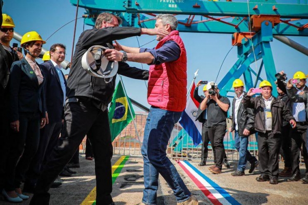 Bolsonaro e Mário Abdo Benítez se encontraram no alto da ponte | Foto: ABC Color