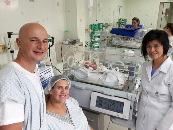 Magnus e Nikolle, pais das quadrigêmeas, à esquerda (Foto: Hospital e Maternidade Santa Brígida/Arquivo pessoal)