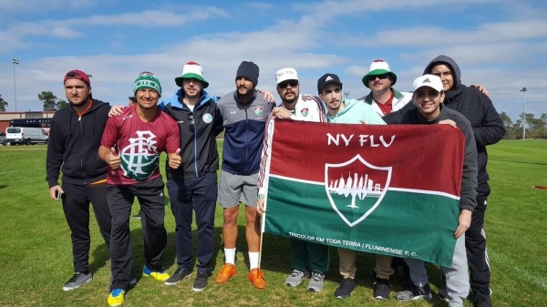 Mesmo com iminente saída, Dourado foi assediado por torcedores nos EUA (Foto: Hector Werlang)