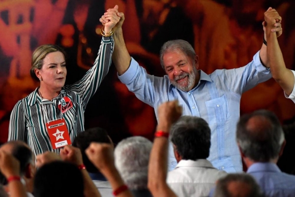 Lula e a senadora Gleisi Hoffmann no lançamento da cpré-andidatura do ex-presidente (Foto: Nelson Almeida/AFP)