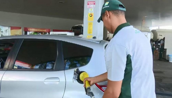 Em Rio Branco, o litro da gasolina varia de R$ 4,48 a R$ 4,75. Alguns postos chegam a oferecer desconto no pagamento em dinheiro (Foto: Reprodução/Rede Amazônica Acre)