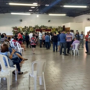 Corpo do vereador de Barra do Jacaré Elton Matta é velado no salão paroquial desde às 7h, desta quarta-feira (7) (Foto: Victor Bittencourt/RPC)