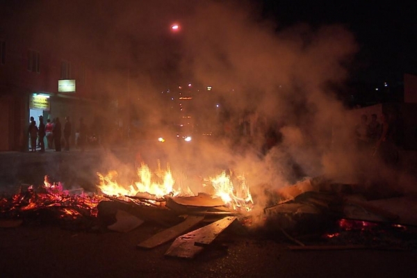 Em protesto, moradores queimam móveis estragados durante enchente em Curitiba (Foto: Reprodução/RPC)
