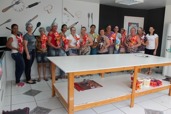 O Centro de Referência e Assistência Social (CRAS) de Mercedes encerrou o Curso Profissionalizante de Doces de Páscoa.    A capacitação ocorreu nos dias 26 de fevereiro e 05 de março junto a cozinha comunitária do CRAS e teve a participação de 49 mulheres divididas em três turmas.   As atividades foram oferecidas pela Prefeitura de Mercedes, por meio da Secretaria de Assistência Social e ministradas pela Liziane Buss, instrutora que possui experiência e conhecimento na área.    Os participantes aprenderam a trabalhar com o chocolate, a confeccionar os ovos de Páscoa tradicional, de chocolate branco, crocante, vários tipos de recheios como leite em pó, beijinho e brigadeiro além de embalagens e técnicas de decoração.   Agora elas podem fazer os doces para a família a um custo menor ou aproveitar para ganhar uma renda extra comercializando os ovos de Páscoa. 