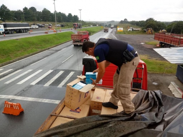 Durante a apreensão na BR-277, em Balsa Nova, foram encontradas cerca de 600 caixas de cigarros na carreta, cada uma com 20 maços, informou a PRF. (Foto: Polícia Rodoviária Federal/Divulgação)