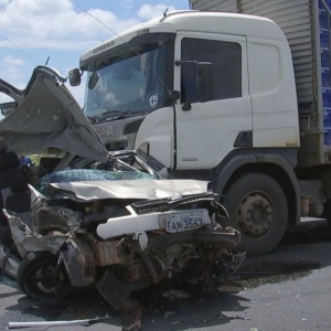 Caminhoneiro causou engavetamento na rodovia Castello Branco, em Boituva (Foto: Jaime Rafael/TV TEM)