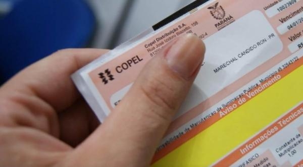 A partir desta terça-feira (13) as casas lotéricas não receberão mais pagamentos de contas de luz no Paraná. Segundo o governo do estado, a Caixa, que é responsável pelas lotéricas, rescindiu o contrato com a empresa, o que faz com que o serviço deixe de ser prestado.  Assim, os paranaenses terão menos opções para efetuar o pagamento da taxa. Além dos bancos, alguns estabelecimentos comerciais são credenciados pela companhia para receber os valores referentes às contas de luz.  A Copel informa que renovou o contrato com a Caixa em janeiro, e que está recorrendo da decisão do banco na justiça, já que a rescisão contratual foi feita de maneira unilateral, ou seja, partiu de uma decisão do banco e não contou com um acordo com a empresa de energia.  Em todos os municípios atendidos pela Copel existem estabelecimentos que recebem a conta de luz, e é composta por bancos, mercados, farmácias, grandes lojas varejistas, entre outras. A lista completa da rede pode ser acessada no site da empresa.  Conta em papel  Desde janeiro de 2018, a maior parte dos clientes da companhia já não recebem mais faturas em papel. Todos os clientes que tem cadastro completo com a empresa, e que confirmaram seu e-mail no cadastro virtual da Copel, passaram a a receber a conta digital, diretamente no correio eletrônico. A companhia vem trabalhando desde o começo de 2017 para fazer a migração dos clientes para a forma digital de cobrança.  Segundo a estatal, a fatura – mesmo digital – pode ser paga pela internet, pelo aplicativo da Copel e também na rede bancária e na rede credenciada, apenas com o número do CPF do titular. Os únicos clientes que ainda recebem a fatura impressa são aqueles que não fizeram o registro no site e, nesse caso, continuam recebendo a conta em papel.