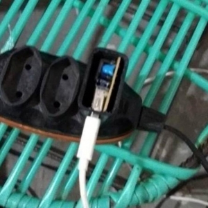 Mulher morreu após receber descarga elétrica de carregador de celular enquanto usava o aparelho (Foto: Polícia Militar/Divulgação)