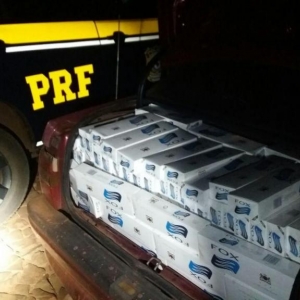 Segundo a polícia, depois de ter os pneus furados, os suspeitos abandonaram dois carros em um milharal e fugiram a pé (Foto: Divulgação/PRF)