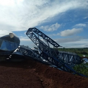 O vento forte também derrubou um silo (Foto: Cícero Bittencourt/RPC)