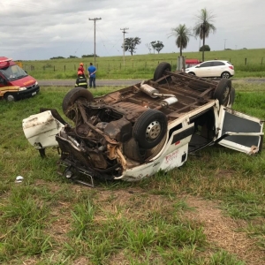Segundo a Polícia Rodoviária, o veículo, que transportava 15 pacientes e um motorista, bateu em uma vaca e capotou em seguida (Foto: André Modesto/TV TEM)