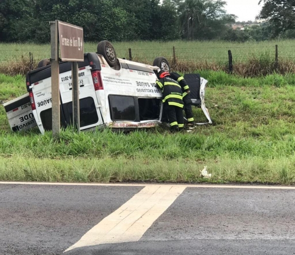 Uma van para transporte de pacientes de Irapuã (SP) colidiu com um animal e capotou na manhã desta terça-feira (27) na rodovia Mário Perosa, entre as cidades de Ibirá e Urupês (SP). (Foto: André Modesto/TV TEM)