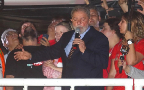 Lula, na última passagem por Curitiba; “Eu já sei que vai ter confusão” (foto: Franklin de Freitas)