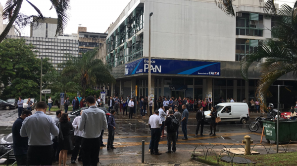 Pessoas descem de prédio no Setor Comercial Sul após tremor (Foto: Arquivo pessoal)