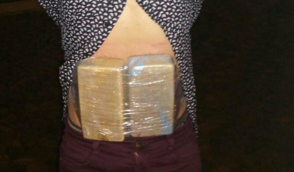 O suspeito flagrado com a droga na cintura foi preso e encaminhado com a droga para a Delegacia da Polícia Civil de Realeza (Foto: BPFron/Divulgação)