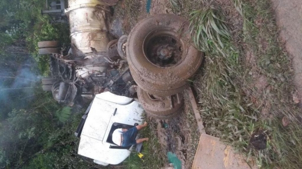 Caminhão sem freios provoca acidente na BR-367 (Foto: Rede News 24 Horas)