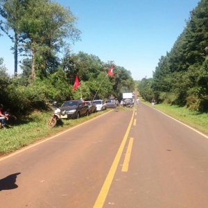 Manifestantes bloqueiam o trecho da PR-473, entre Quedas do Iguaçu e São Jorge D\'Oeste, desde as 5h desta sexta-feira (6) (Foto: Dilson Rodrigues/RPC)