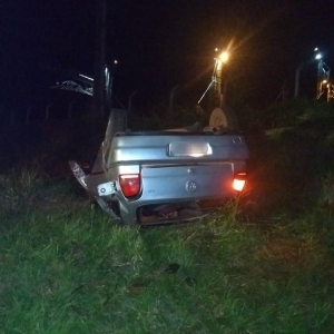 No veículo, estavam três adolescentes, dois de 16 anos, um de 17, além de um jovem de 18 anos, segundo a PRE (Foto: Divulgação/PRE)