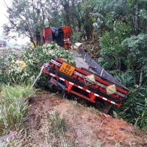 Acidente também envolveu um terceiro caminhão que estava carregado com 13 mil litros de líquido corrosivo (Foto: PRF/Divulgação)