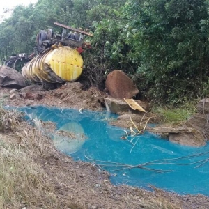 Caminhão-tanque estava carregado com 30 mil litros de óleo diesel (Foto: PRF/Divulgação)
