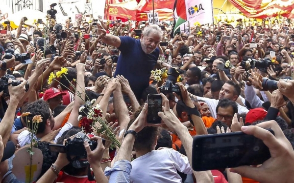 Lula ´ carregado por militantes após discursar no sindicato dos metalúrgicos do ABC antes de se entregar à Justiça (Foto: Miguel Schincariol/AFP)