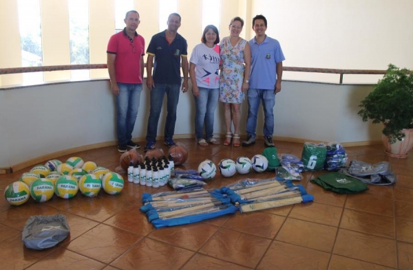 Materiais esportivos de apoio, para auxiliar os projetos locais de esportes, foram recebidos pelo município de Mercedes do Governo do Estado do Paraná.  O kit, composto por bolas de voleibol e basquete, tacos e bolas de betes, garrafas, bonés, camisetas, entre outros, foi repassado pela Secretaria de Estado do Esporte e do Turismo.  A entrega ocorreu nesta segunda-feira (09) com a presença da Prefeita Cleci Loffi, do Vice-Prefeito e Secretário de Saúde Edson Schug, Secretário de Esporte, Lazer e Turismo Edson Vilar, Diretor de Esportes Valdecir dos Santos e da Professora Catarina Triches Petri.  A administração agradece o repasse dos materiais, que vão servir de apoio aos treinamentos esportivos ofertados pelo município.