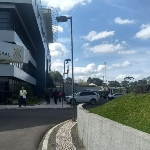 Governadores foram a Polícia Federal, em Curitiba, em uma tentativa de visitar o ex-presidente Lula (Foto: Dulcineia Novaes/ RPC Curitiba)