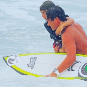 Prancha do filho ajudou surfista a salvar casal em Guarujá, SP (Foto: Arquivo Pessoal)