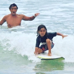 Seguindo os passos do pai, Heitor, de 5 anos, já surfa nas praias de Guarujá, SP (Foto: Arquivo Pessoal)