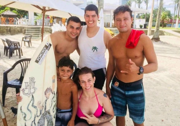 Pedro Simioni (dir.) com os turistas. À esquerda, o pequeno Heitor, de 5 anos (Foto: Arquivo Pessoal)