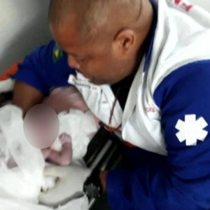 Bebê que nasceu no pedágio na Transolímpica ganhou o nome de Emanuelle. (Foto: Reprodução/ TV Globo)