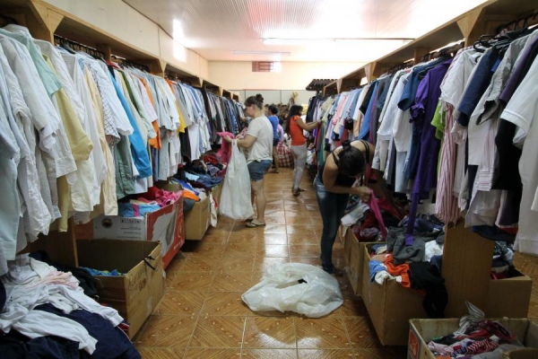 O Provopar de Mercedes dará início na próxima segunda-feira (16), com o lema “Doe você também!”, a Campanha do Agasalho 2018.  As doações de roupas de frio e verão, cobertores, calçados, colchões, brinquedos e utensílios domésticos podem ser realizadas nos pontos de coleta, que estão localizados na sede do Provopar (todas as terças à tarde), Banco do Brasil, Sicredi, Supermercado Rainha e na Prefeitura, até o dia 11 de maio.  A distribuição dos donativos será realizada no Provopar durante os dias 16, 17 e 18 de maio das 13h30 ás 17h.  Após essas datas a entrega e arrecadação das doações continua sendo feita todas as terças-feiras à tarde a partir das 13h30 até às 17h.  Os interessados em receber dos donativos e que ainda não possuem cadastro devem apresentar no Provopar os documentos de Identidade (RG), Cadastro de Pessoa Física (CPF) e comprovante de residência de no mínimo de três meses.