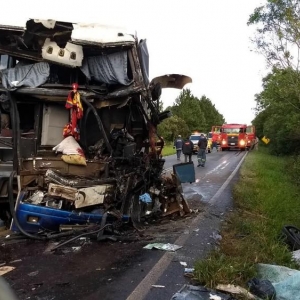 Caminhão e ônibus bateram de frente na PR-151 (Foto: André Salamucha/RPC)