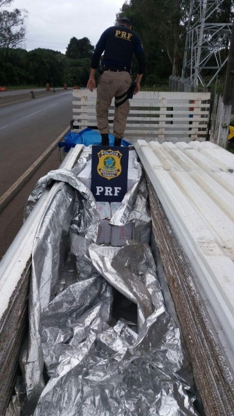 Ao vistoriarem a carga, os policiais descobriram que uma fileira de telhas estava sendo usada como uma espécie de caixa térmica (Foto: PRF/Divulgação)