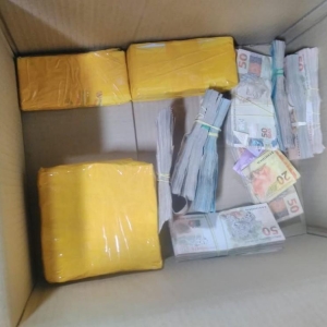 Dinheiro apreendido com policial militar em MS (Foto: PF/Divulgação)