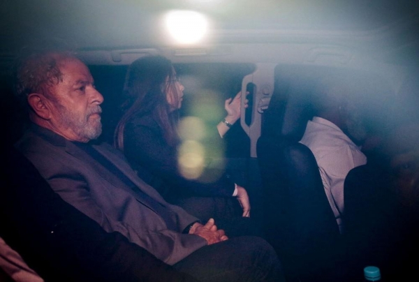 Lula em carro da Polícia Federal em São Paulo (Foto: Suamy Beydoun/Agif/Estadão Conteúdo)