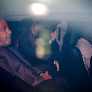 Lula em carro da Polícia Federal em São Paulo (Foto: Suamy Beydoun/Agif/Estadão Conteúdo)