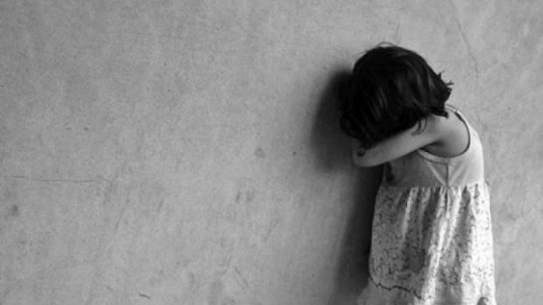 A conselheira tutelar, Maria da Gloria Magri falou na manhã desta quinta-feira (19), sobre a menina de apenas três anos que foi deixada pelos pais em um Hotel de Cascavel. De acordo com informações, as equipes do Conselho Tutelar foram chamadas pela Polícia, tendo em vista que os pais saíram durante a noite sem a garota.   A mãe havia relatado para a Polícia que tinha saído para comprar um lanche, já que o hotel não oferecia jantar. Apavorada, a menina começou a gritar no quarto, o que assustou os hospedes dos outros quartos.  Além disso, o padrasto da garota relatou que tinha deixado a menina sob os cuidados dos funcionários do Hotel. Mas os funcionários negaram a versão. Portanto, a menina foi recolhida e levada para o abrigo.   Os familiares da criança são de Janiópolis e estavam em Cascavel para visitar o outro filho da mulher, que também está em um abrigo. O casal pode responder pelo crime de abandono de incapaz. Redação catve.com