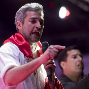 Mario Abdo Benitez encerra sua campanha em Itagua, nesta quinta-feira (19) (Foto: AFP/Eitan Abramovich)