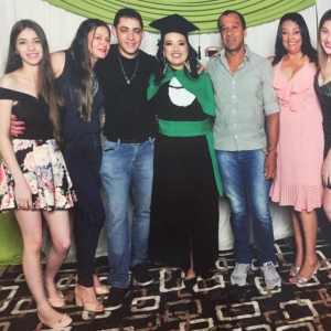 Francielle se formou no curso de enfermagem, em dezembro de 2017, e reuniu a família biológica e a adotiva (na foto, da esquerda para a direita: mariana, que é irmã biológica de Danielle, a mãe Ana Maria Barbosa, o pai Edinilson Barbosa, Francielle, o pai José Silva, a mãe Maria Silva e Danielle (Foto: Francielle Barbosa/Arquivo pessoal)