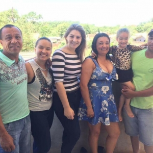 As famílias de Francielle e Danielle se reúnem todos os fins de semana (na foto, da esquerda para a direita: o pai José Silva, Francielle, Danielle, a mãe Maria Pereira da SIlva, o irmão biológico de Francielle Douglas com a filha Izabelle no colo) (Foto: Francielle Barbosa/Arquivo pessoal)